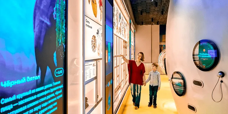 Апрель в московских музеях: иммерсивные спектакли, выставки стекла и динозавры для малышей