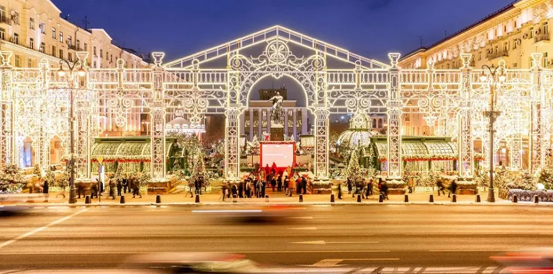 Самая длинная новогодняя арка в Москве 2025: световое шоу на Тверской площади