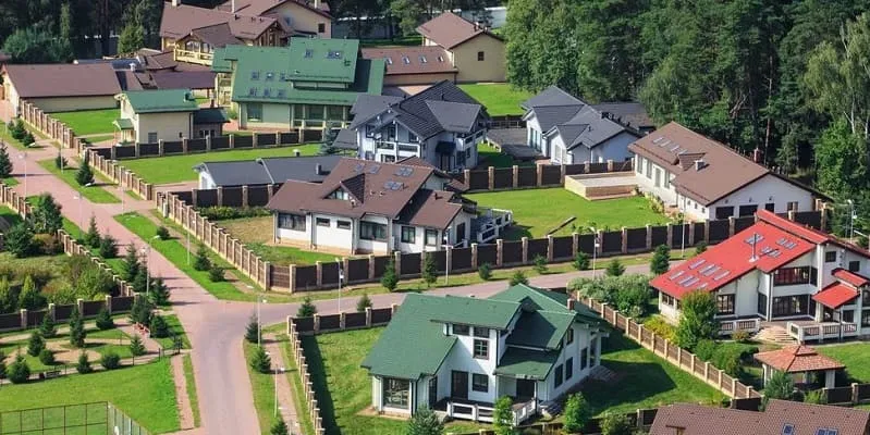 Земельные участки в коттеджных поселках: плюсы и минусы