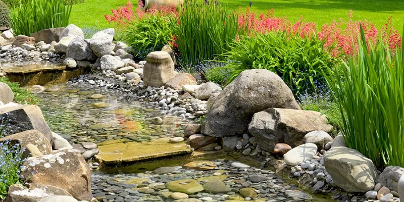 Ручей на приусадебном участке: как правильно его создать?