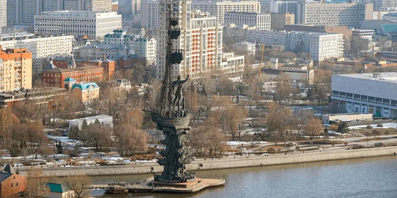 У подножия памятника Петру I в Москве обновили деревянный настил площадью 1,2 тысячи квадратов