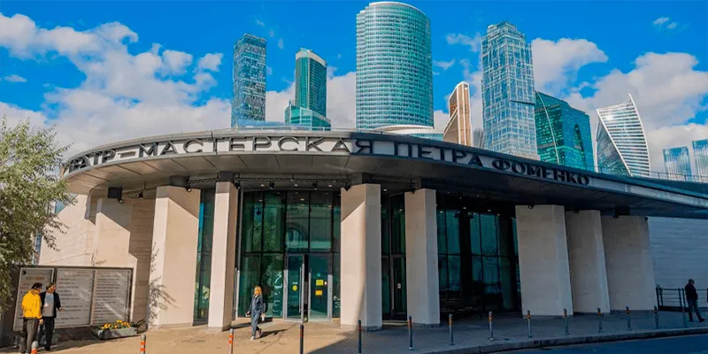 Встреча с Евгением Миллером и экскурсия для детей: куда сходить в театры Москвы с 26 по 28 апреля