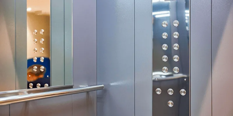 В Москве приступили к масштабной замене лифтов по программе 2026 года