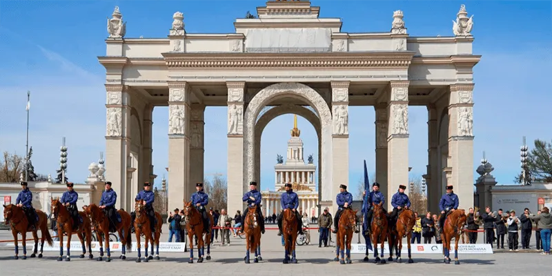Традиции: всадники Кремлевской школы верховой езды выйдут в парадный строй до сентября