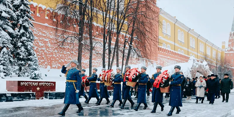 Живая память о блокаде три поколения москвичей склонили головы у мемориала