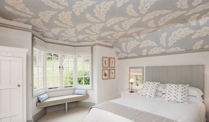 Потолок оклеенный обоями Потолок оклеенный обоями