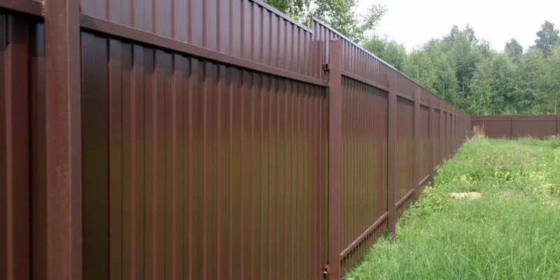 Металлический забор.jpg