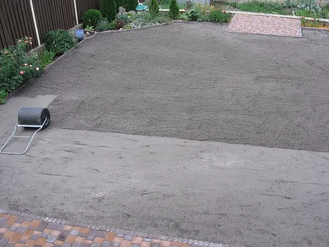 Выравнивание почвы газонной травы.jpg Выравнивание почвы газонной травы.jpg