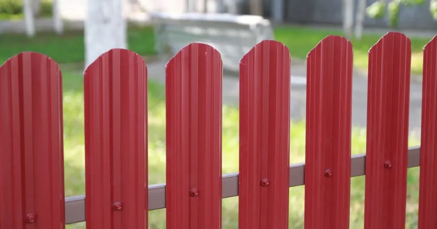 Забор из металлического штакетника