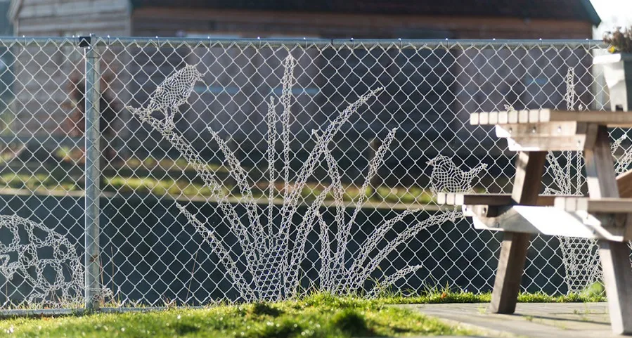Забор из сетки-рабицы