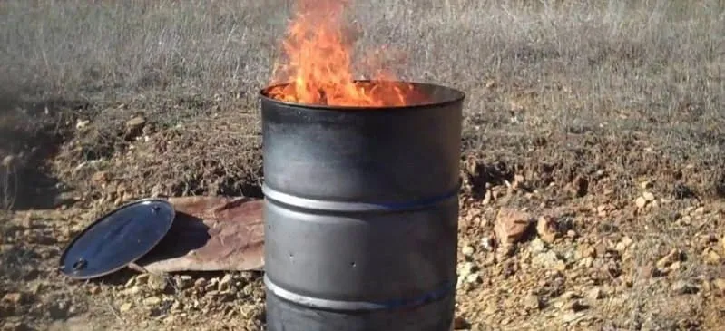 Сжигание мусора в металлической бочке