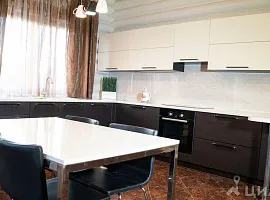 Дом, 237 кв.м на участке 10.7 сот