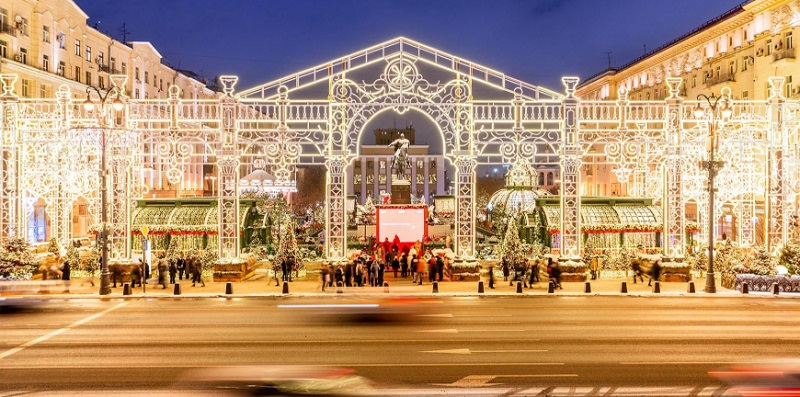 Самая длинная новогодняя арка в Москве 2025: световое шоу на Тверской площади