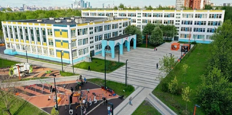 В Москве в период каникул благоустроят более 160 территорий школ и детских садов